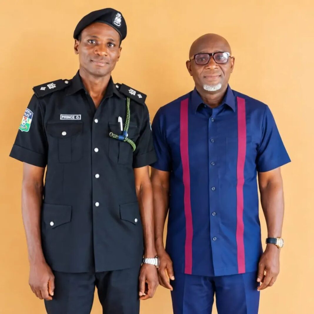OWAN WEST COUNCIL CHAIRMAN MEETS SABONGIDA-ORA DPO, PUSHES FOR TOUGHER SECURITY ACROSS 11 WARDS OWAN WEST COUNCIL CHAIRMAN MEETS SABONGIDA-ORA DPO, PUSHES FOR TOUGHER SECURITY ACROSS 11 WARDS