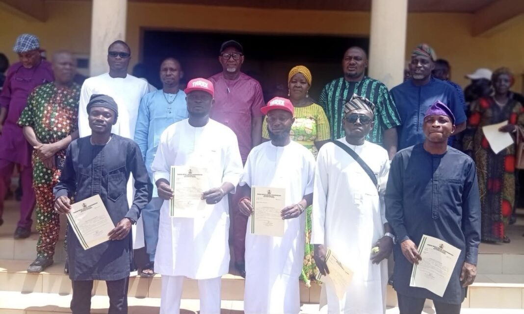 Aikpokpo Swears In Five Supervisors, Appoints Nine Special Advisers in Owan West Aikpokpo Swears In Five Supervisors, Appoints Nine Special Advisers in Owan West