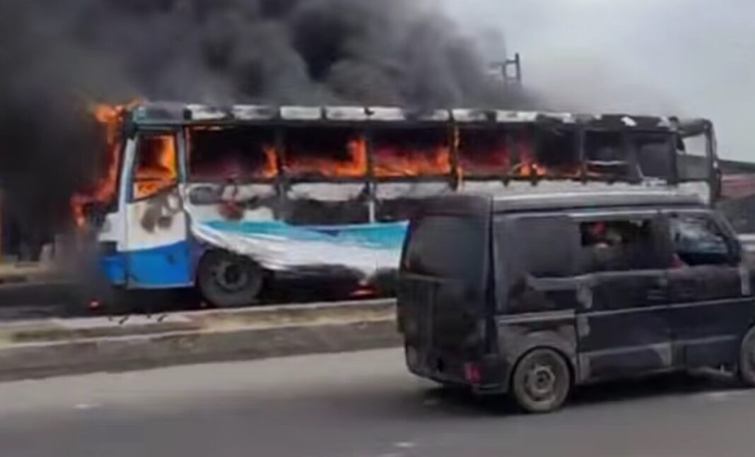 Mob Sets BRT Bus Ablaze After Fatal Motorcyclist Crash in Lagos Mob Sets BRT Bus Ablaze After Fatal Motorcyclist Crash in Lagos