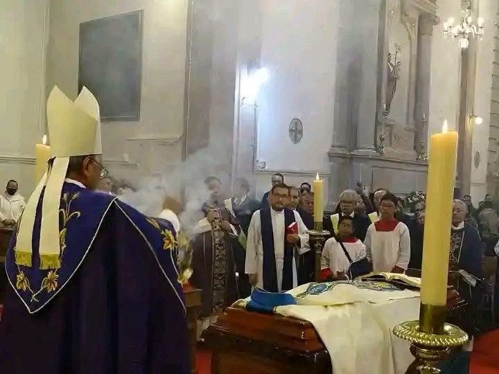 Ecuadorian Priest Buried After Giant Crucifix Falls on Him During Live-streamed Mass Ecuadorian Priest Buried After Giant Crucifix Falls on Him During Live-streamed Mass